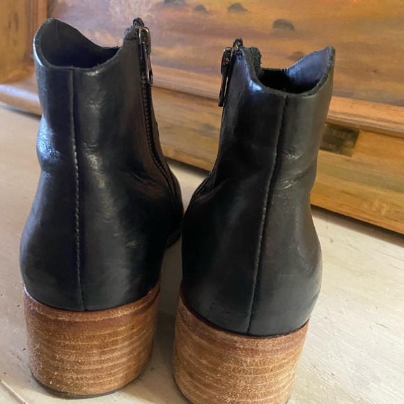 Korks-Ease Black Boots -Booties- Stylish and Comfortable! Size 7.5 - Picture 6 of 8